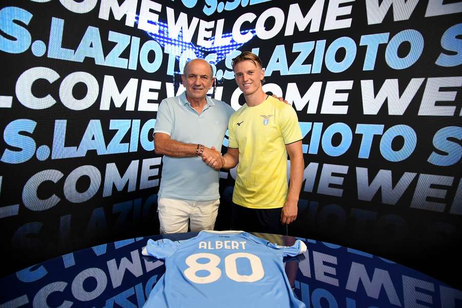 Il ds della Lazio, Angelo Fabiani, con Albert Gudmundsson