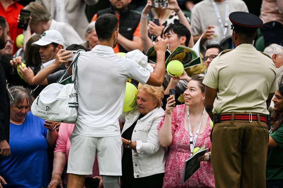Djokovic segue em frente em Wimbledon