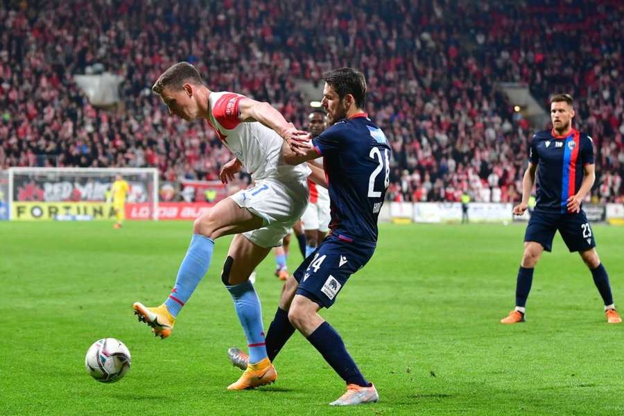 Minulý zápas v Edenu skončil na jaře remízou 1:1. V souboji Lukáš Provod (vlevo) a Milan Havel.