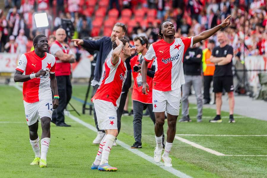 Malick Diouf, Christos Zafeiris a Igoh Ogbu (zleva), tři poklady Slavie získané v Norsku.