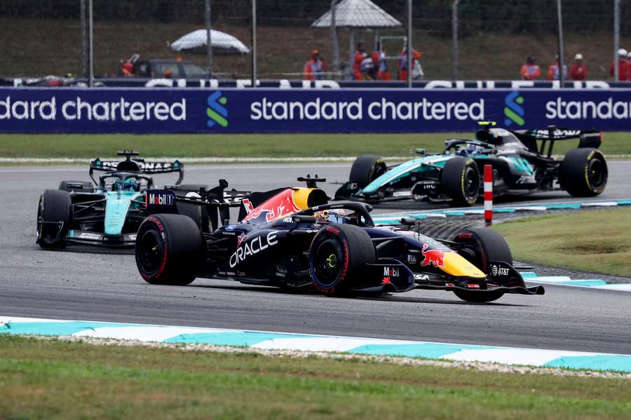 Verstappen gana sin problemas en Sepang Verstappen gana sin problemas en Sepang