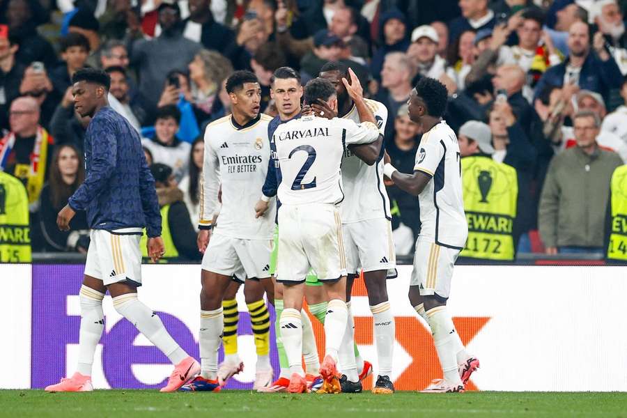 Spelers van Real Madrid vieren de goal van Carvajal