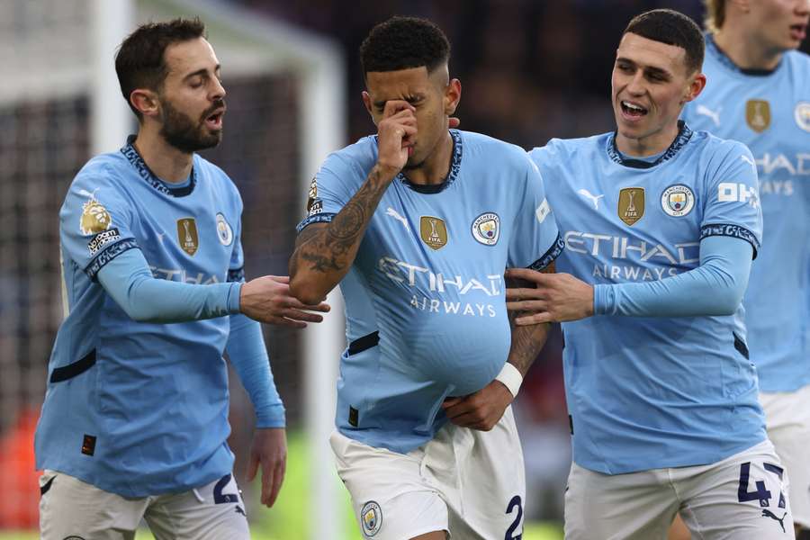 Savinho comemora seu primeiro gol com a camisa do Manchester City