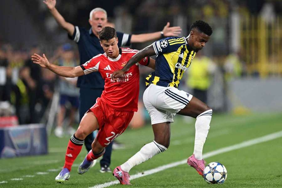 Jose Mourinho watches on as Nelson Semedo is pressed by Samuel Dahl