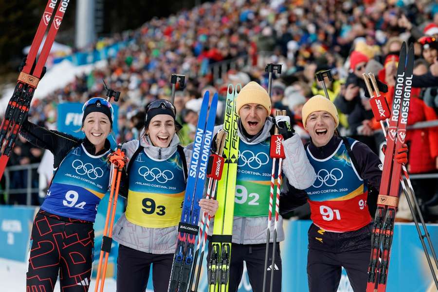 Die deutsche Biathlon-Mixed-Staffel jubelt über Bronze in Antholz.