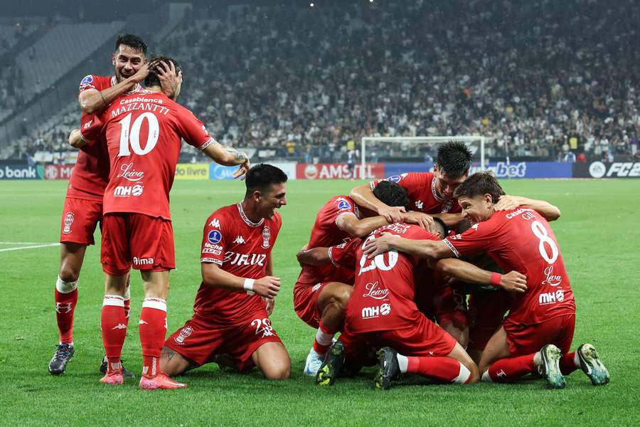 Jogadores do Huracán celebram gol marcado por Sequeira Jogadores do Huracán celebram gol marcado por Sequeira