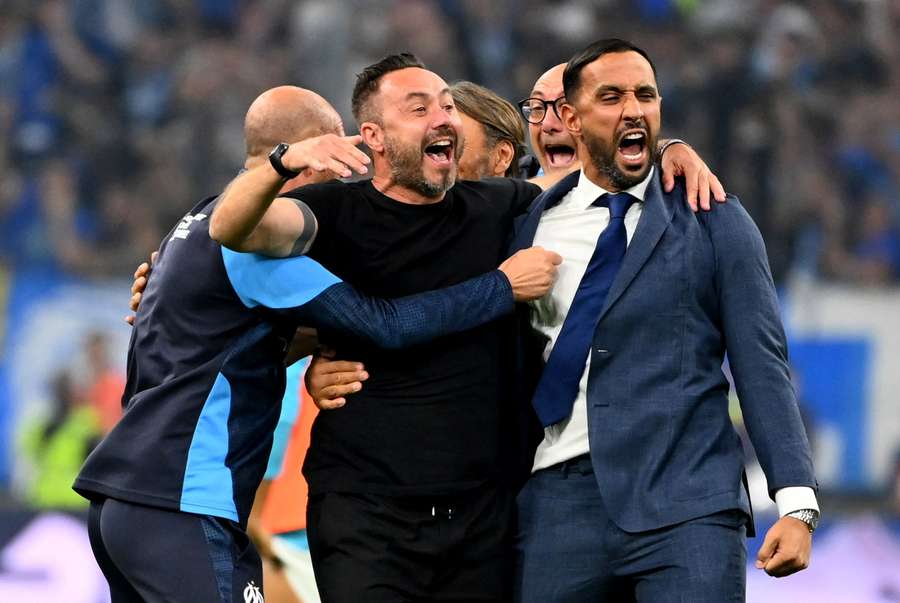 Roberto De Zerbi celebrates after Marseille's victory