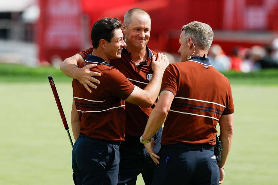 Viktor Hovland mit Kapitän Luke Donald und Vize-Kapitän Alex Noren.