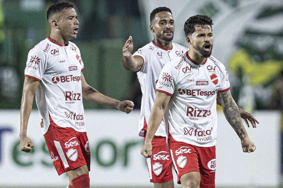 Alesson é um dos grandes destaques do Vila Nova nesta temporada, com 17 gols marcados