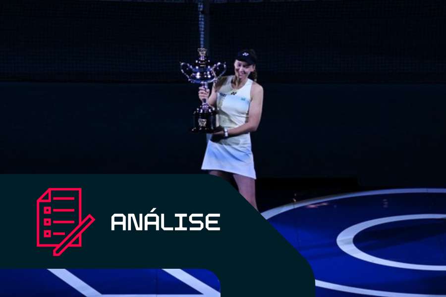 Jelena Rybakina com o troféu de vencedora do Open da Austrália