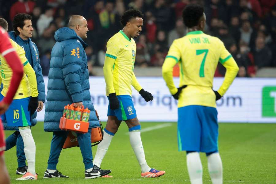 Kolejne problemy w obronie Realu Madryt. Eder Militao doznał kontuzji podczas meczu Brazylii Kolejne problemy w obronie Realu Madryt. Eder Militao doznał kontuzji podczas meczu Brazylii