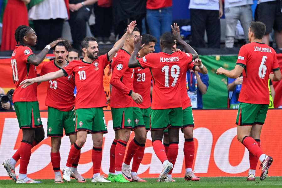 Los jugadores de Portugal celebran el segundo tanto