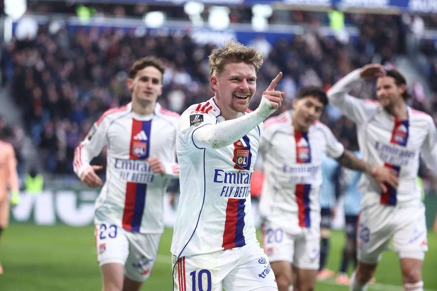 Šulc porte le maillot numéro 10 à Lyon. Šulc porte le maillot numéro 10 à Lyon.