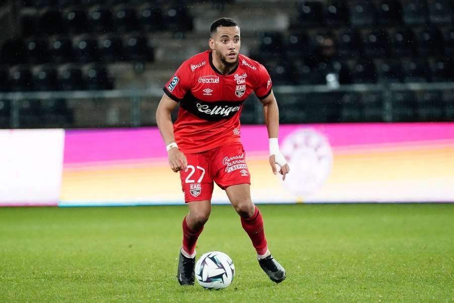 Maxime Sivis a evoluat în ultimele 3 sezoane la Guingamp, în liga a 2-a franceză