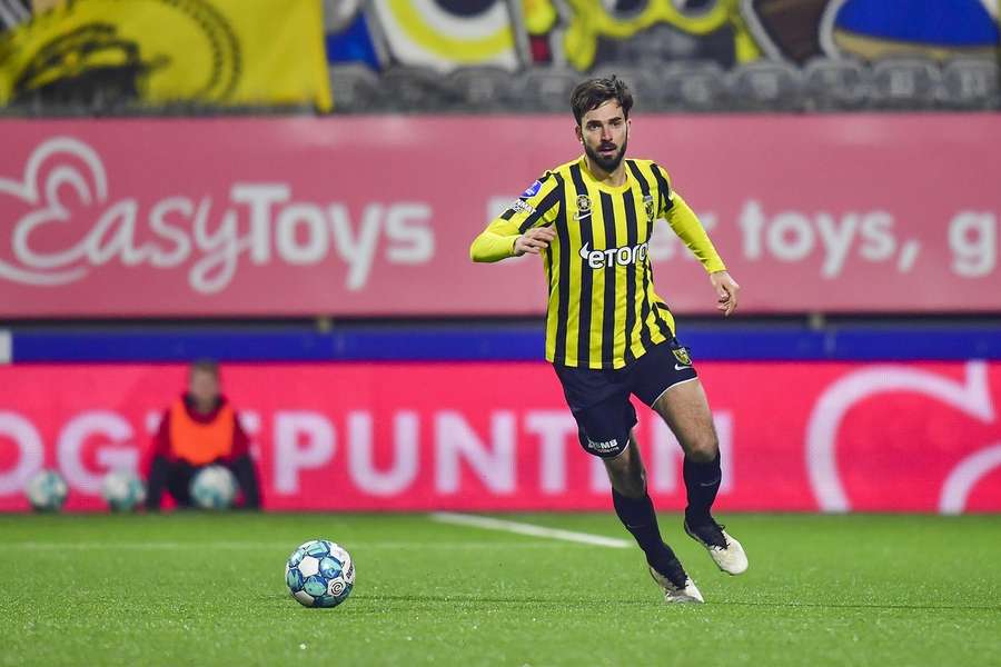 Davy Pröpper op het kunstgras van FC Emmen