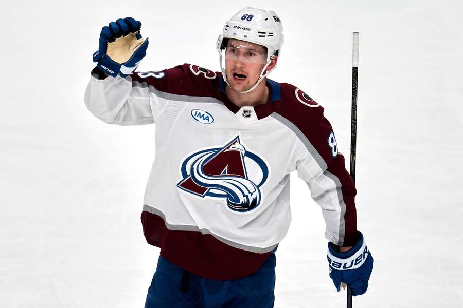 Martin Nečas v NHL míří za překonáním 100bodové hranice. Martin Nečas v NHL míří za překonáním 100bodové hranice.