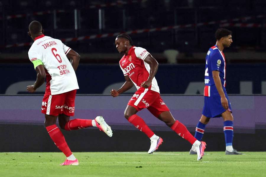 Nazinho a celebrar o empate com Zakaria. Nazinho a celebrar o empate com Zakaria.
