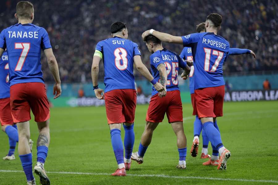 Alex Băluță (nr 25) este felicitat de coechipieri după ce a înscris cu Lyon
