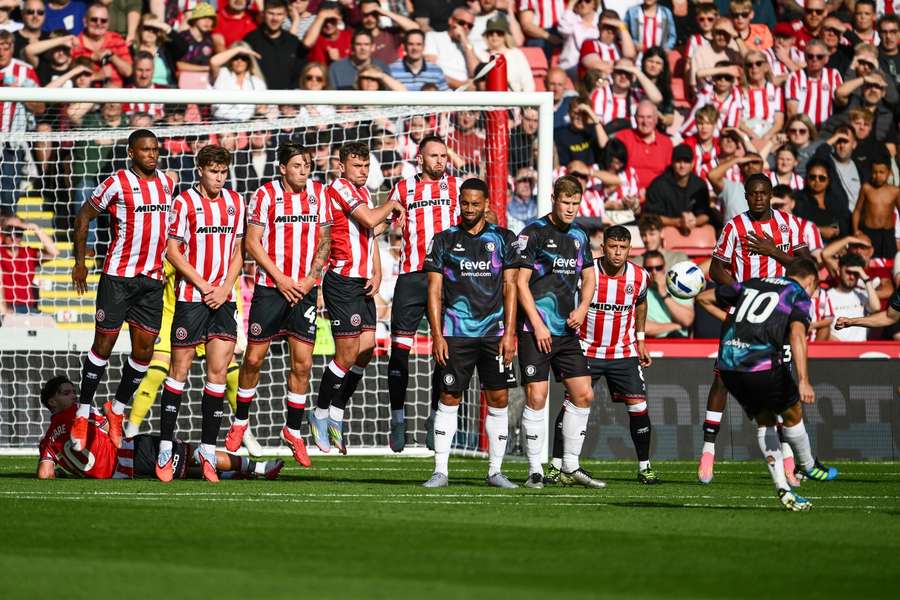 Scott Twine fez um golaço de livre pelo Bristol City