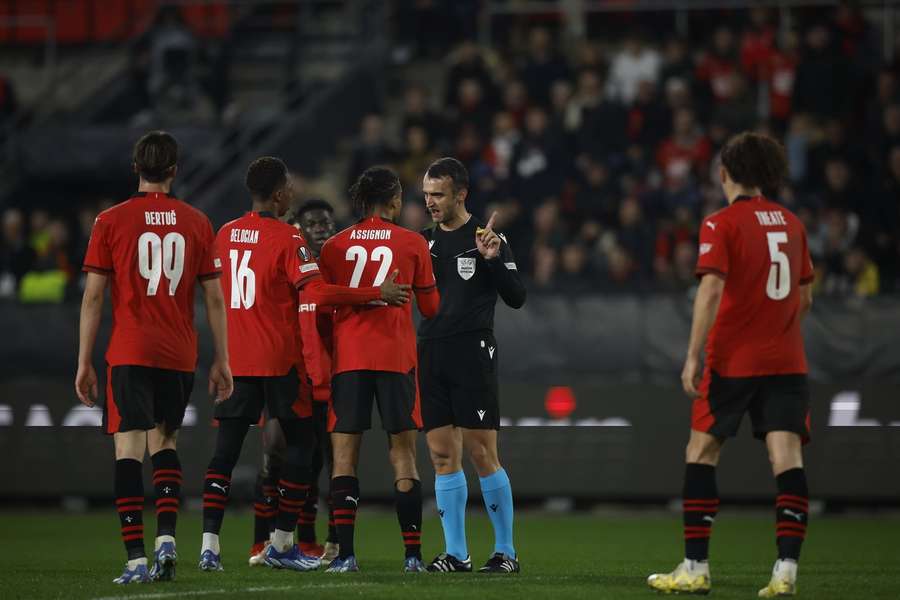 Hlavný rozhodca Attila Karaoglan bol nútený po zásahu VAR odvolať gól Rennes.