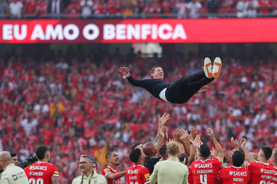 Roger Schmidt elevado aos céus pelos jogadores do Benfica