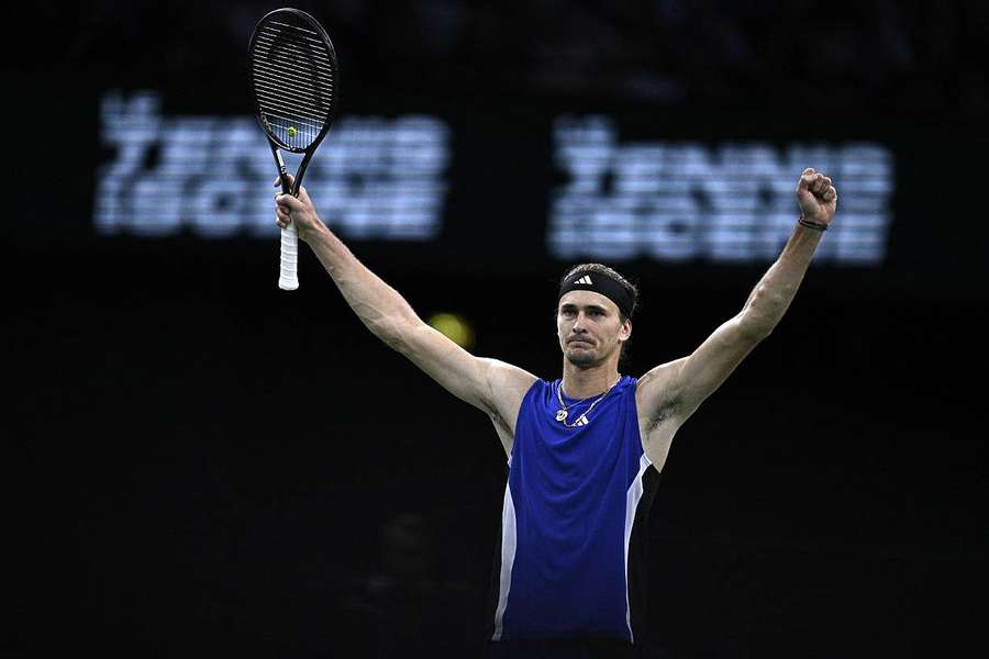 Alexander Zverev bejubelt den Titel beim Masters in Paris.