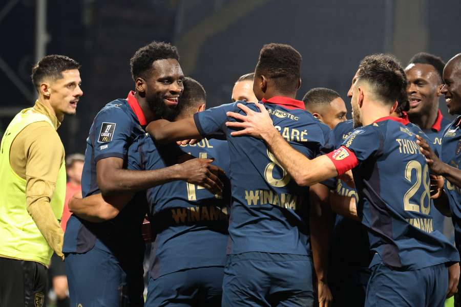 Edouard, felicitado por sus compañeros del Lens tras marcar un gol