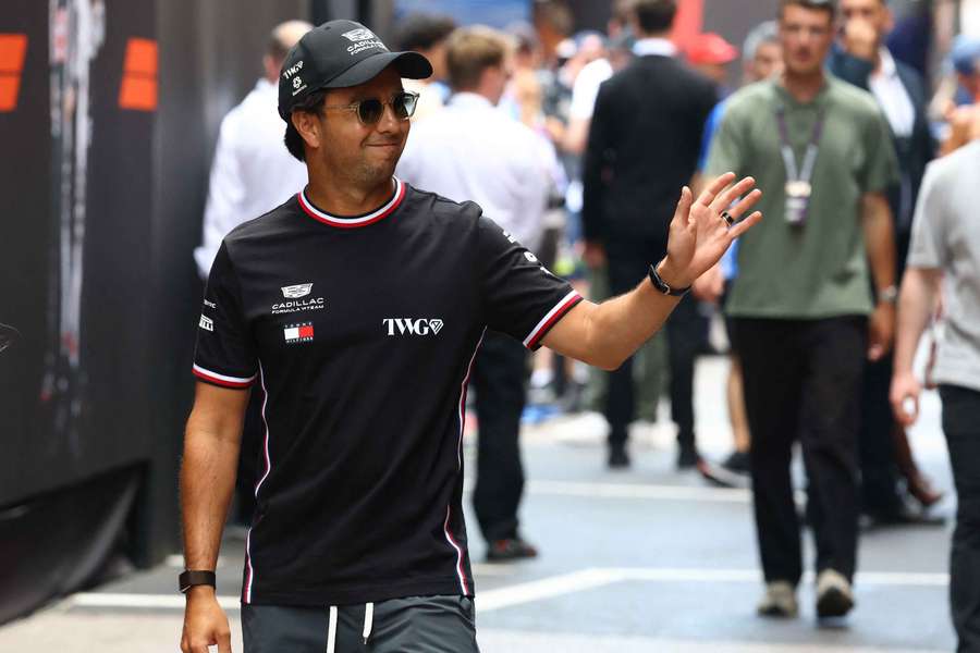 "Checo" Pérez passeia-se pelo paddock "Checo" Pérez passeia-se pelo paddock