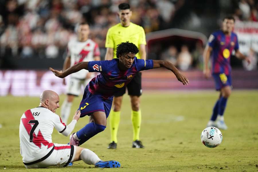Alejandro Balde, ante Isi en el Rayo-Barça