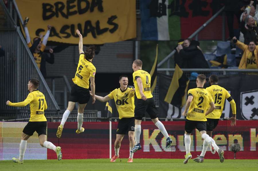 Spelers van NAC Breda vieren de 3-1 van Van den Bergh