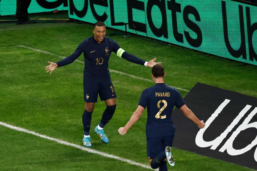Mbappé e Pavard após o segundo golo dos Bleus. 