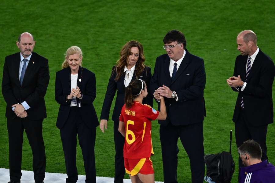 Nadine Keßler (ao centro) na cerimónia de entrega de medalhas após a final do Campeonato da Europa de 2025