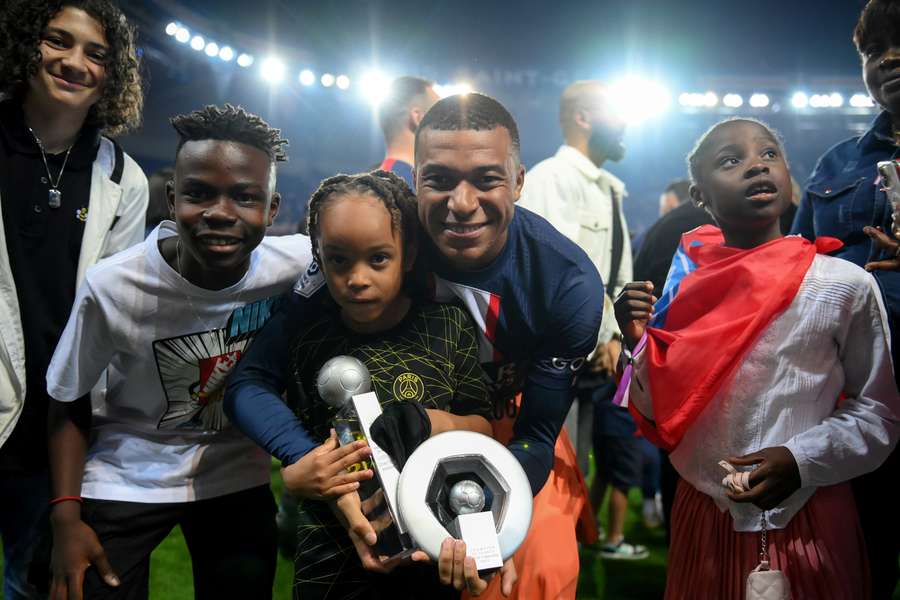 Kylian Mbappe, în timpul ceremoniei de decernare a trofeului Ligue 1