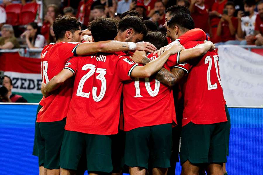 Jogadores de Portugal reunidos na celebração de um golo
