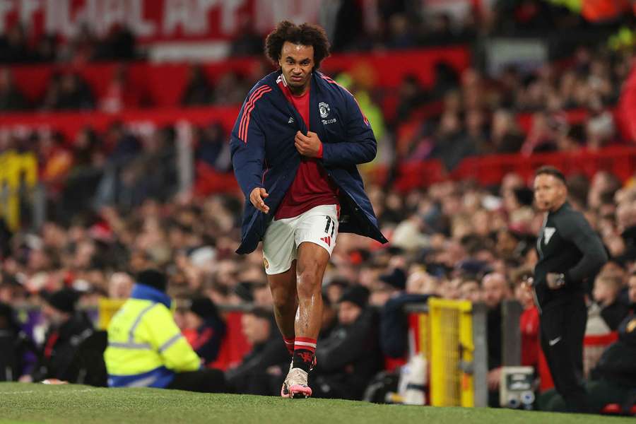 Zirkzee leaves the pitch at Old Trafford