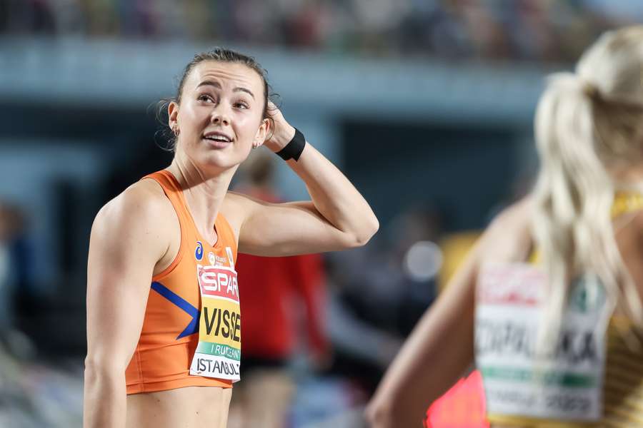 Visser tijdens de 60 meter hordelopen op het EK indooratletiek