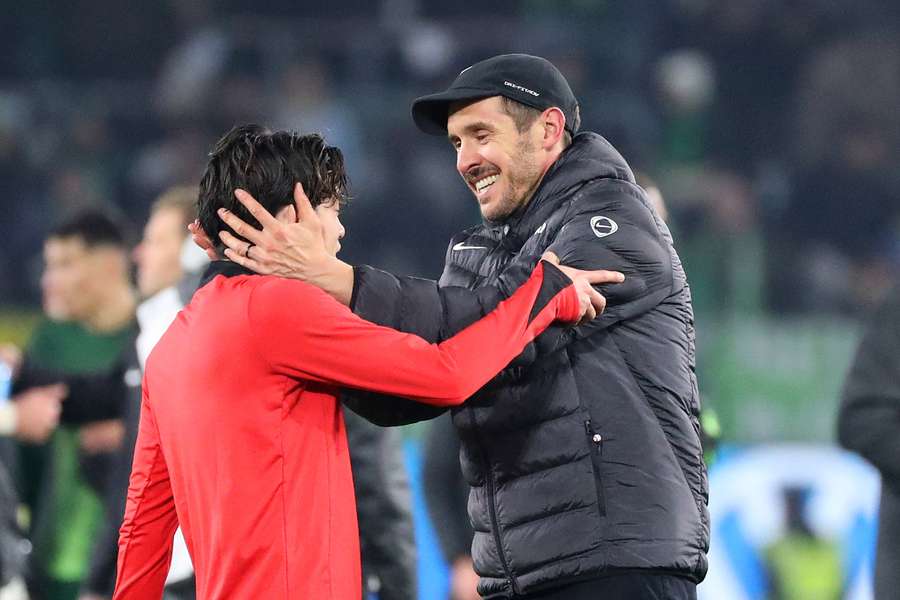 Schuster (r.) herzt Suzuki (l.) Schuster (r.) herzt Suzuki (l.)