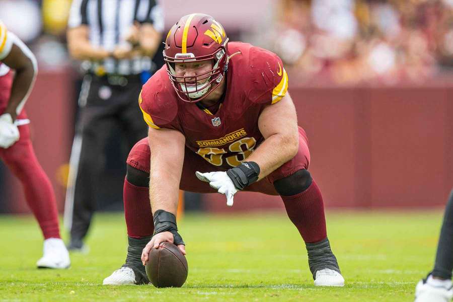  Tyler Biadasz gets ready before snapping the ball