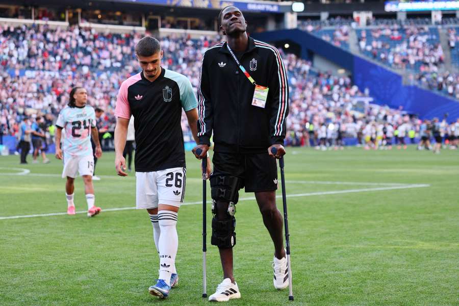 Onana war nach dem Spiel mit Krücken unterwegs Onana war nach dem Spiel mit Krücken unterwegs