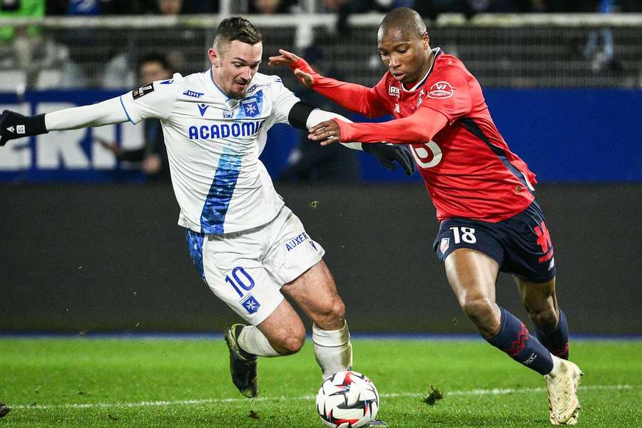 Gaetan Perrin et Bafode Diakite au duel lors d'Auxerre-Lille (0-0).