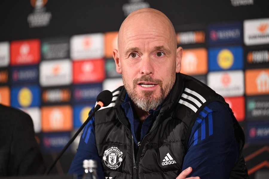 Erik ten Hag hield een persconferentie in het Can Bartu stadion van Fenerbahce voorafgaand aan de wedstrijd van donderdag