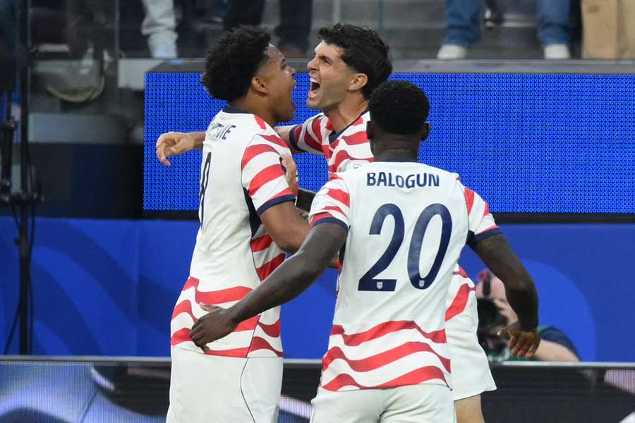 Christian Pulisic (C) świętuje z kolegami z drużyny po pierwszym golu dla swojej reprezentacji, zdobytym po samobójczym trafieniu pomocnika Paragwaju Christian Pulisic (C) świętuje z kolegami z drużyny po pierwszym golu dla swojej reprezentacji, zdobytym po samobójczym trafieniu pomocnika Paragwaju