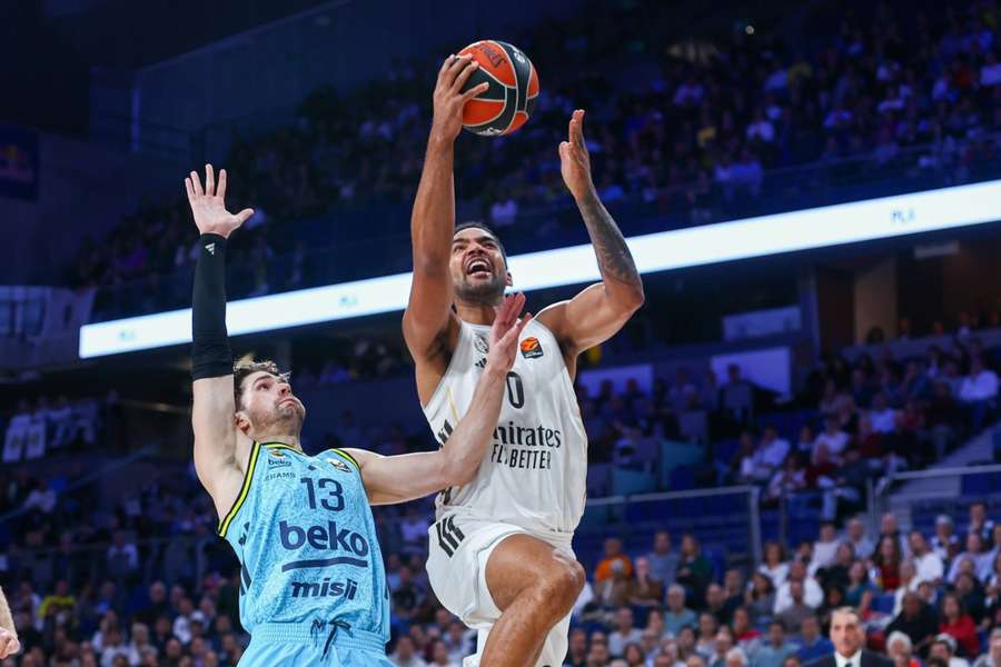 Trey Lyles entra a canasta ante Biberovic Trey Lyles entra a canasta ante Biberovic