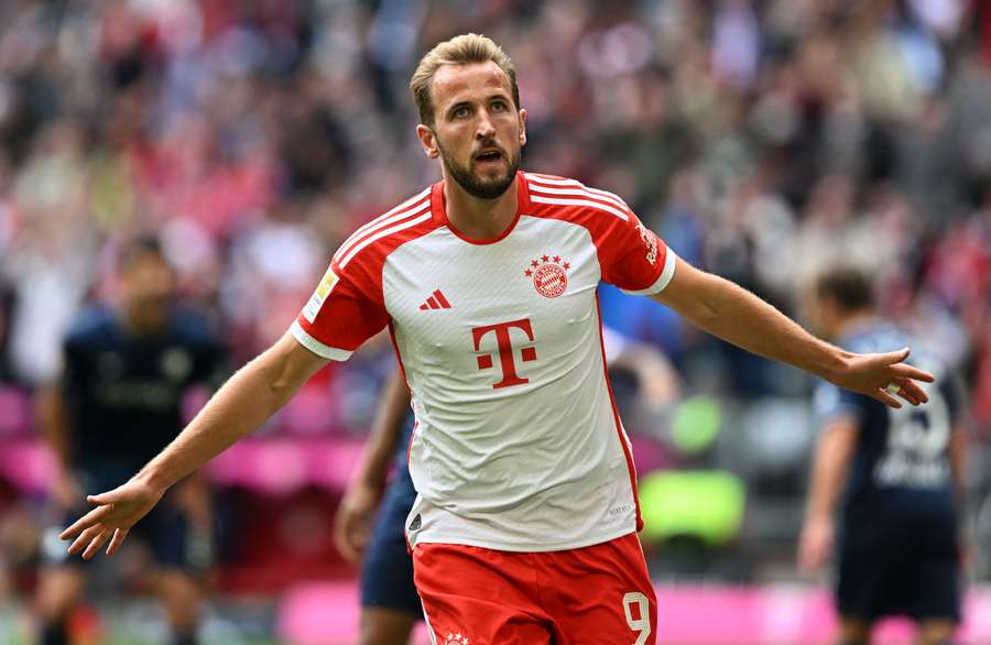 Atacantul englez al lui Bayern Munchen #09 Harry Kane sărbătorește după ce a marcat golul de 2-0