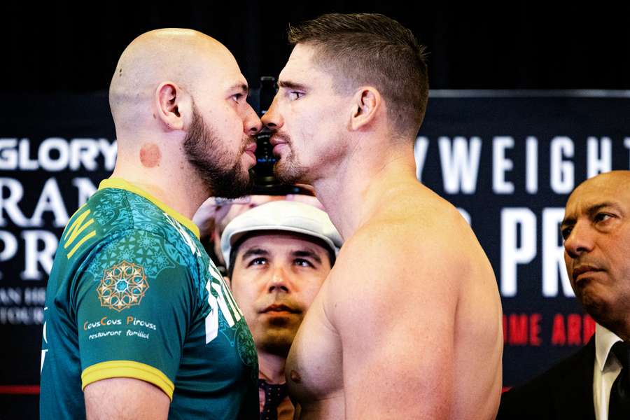 Sofian Laidouni en Rico Verhoeven tijdens de staredown in aanloop naar de Glory Heavyweight Grand Prix