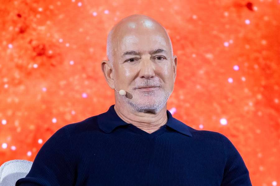Fondatorul Amazon, Bezos, pregătit să cumpere o treime din Liverpool Fondatorul Amazon, Bezos, pregătit să cumpere o treime din Liverpool