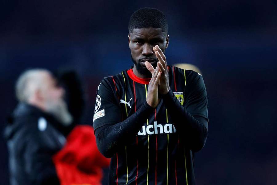 Kevin Danso saluant les supporters lensois après la défaite à Londres. 