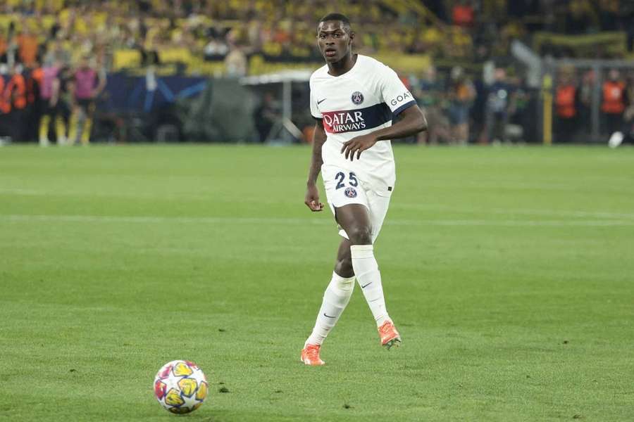 Nuno Mendes no jogo da primeira mão no Signal Iduna Park.