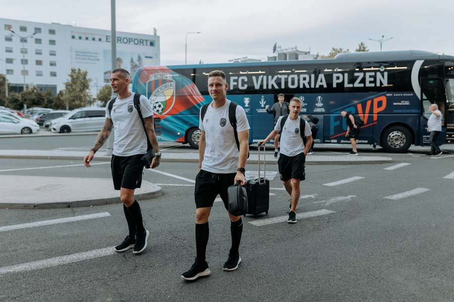 Fotbalisté Plzně na letišti v Praze.