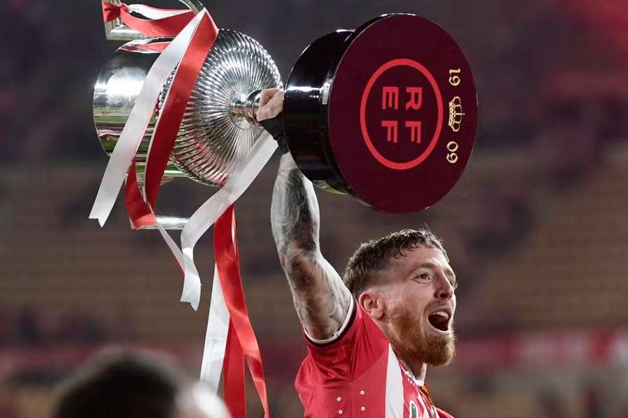 Muniain s trofejou pre víťaza Copa del Rey.